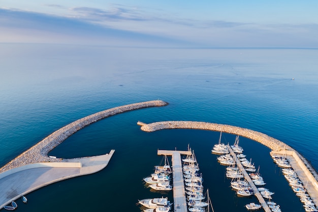 Veduta aerea di un porto marittimo