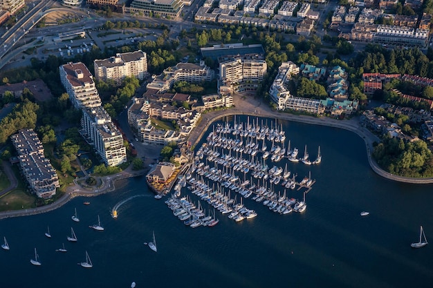 Veduta aerea di un porto turistico a False Creek Downtown Vancouver