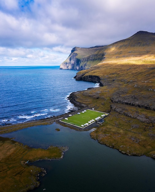 Veduta aerea di un vecchio campo da calcio sulla costa vicino a Eidi nelle Isole Faroe