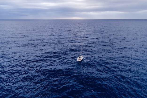 Veduta aerea di una barca a vela