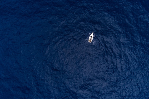 Veduta aerea di una barca a vela