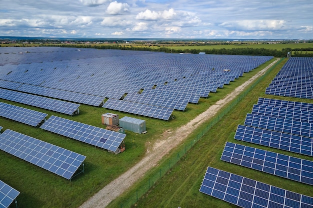 Veduta aerea di una grande centrale elettrica sostenibile con file di pannelli solari fotovoltaici per la produzione di energia elettrica pulita Concetto di energia elettrica rinnovabile a zero emissioni