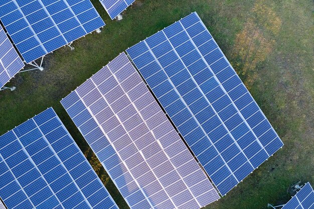 Veduta aerea di una grande centrale elettrica sostenibile con file di pannelli solari fotovoltaici per la produzione di energia elettrica pulita ed ecologica. Elettricità rinnovabile con concetto di emissioni zero.