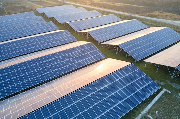 Veduta aerea di una grande centrale elettrica sostenibile con file di pannelli solari fotovoltaici per la produzione di energia elettrica pulita ed ecologica. Elettricità rinnovabile con concetto di emissioni zero.