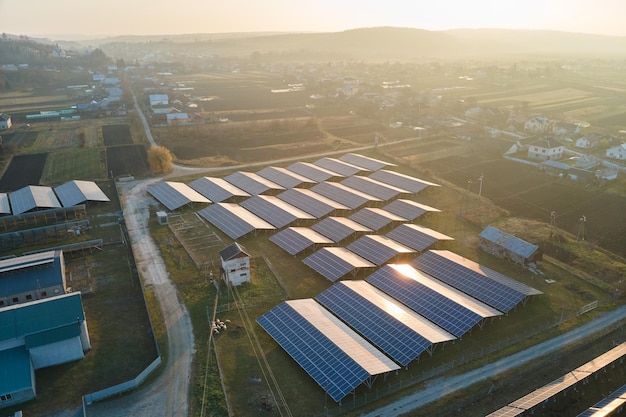 Veduta aerea di una grande centrale elettrica sostenibile con file di pannelli solari fotovoltaici per la produzione di energia elettrica pulita ed ecologica Elettricità rinnovabile con concetto di emissioni zero