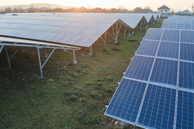 Veduta aerea di una grande centrale elettrica sostenibile con file di pannelli solari fotovoltaici per la produzione di energia elettrica pulita ed ecologica Elettricità rinnovabile con concetto di emissioni zero