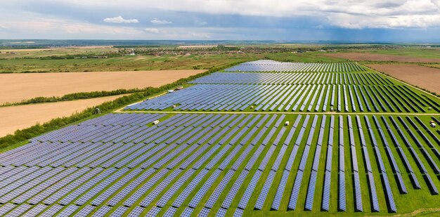 Veduta aerea di una grande centrale elettrica sostenibile con molte file di pannelli solari fotovoltaici per la produzione di energia elettrica pulita ed ecologica. Elettricità rinnovabile con concetto di emissioni zero.