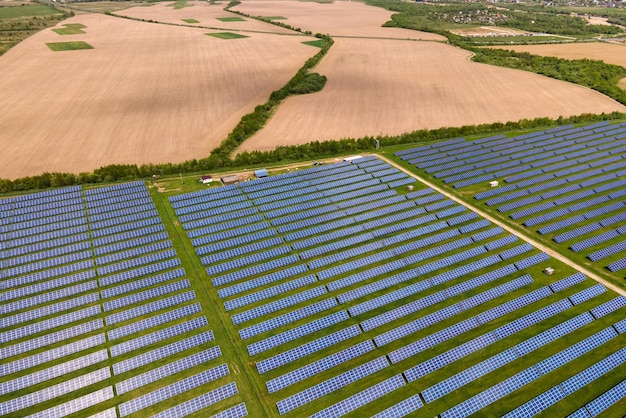 Veduta aerea di una grande centrale elettrica sostenibile con molte file di pannelli solari fotovoltaici per la produzione di energia elettrica pulita ed ecologica Elettricità rinnovabile con concetto di emissioni zero