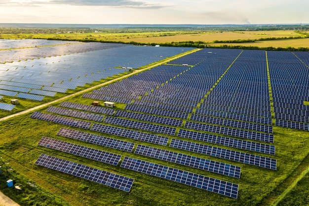 Veduta aerea di una grande centrale elettrica sostenibile con molte file di pannelli solari fotovoltaici per la produzione di energia elettrica pulita ed ecologica Elettricità rinnovabile con concetto di emissioni zero