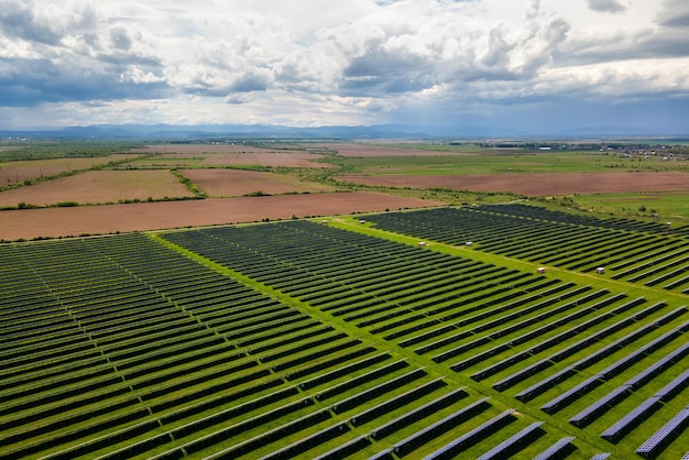 Veduta aerea di una grande centrale elettrica sostenibile con molte file di pannelli solari fotovoltaici per la produzione di energia elettrica pulita ed ecologica Elettricità rinnovabile con concetto di emissioni zero