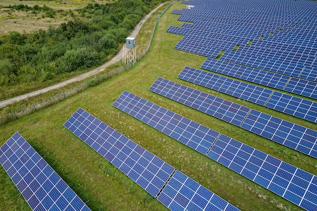 Veduta aerea di una grande centrale elettrica sostenibile con molte file di pannelli solari fotovoltaici per la produzione di energia elettrica pulita Elettricità rinnovabile con concetto di emissioni zero