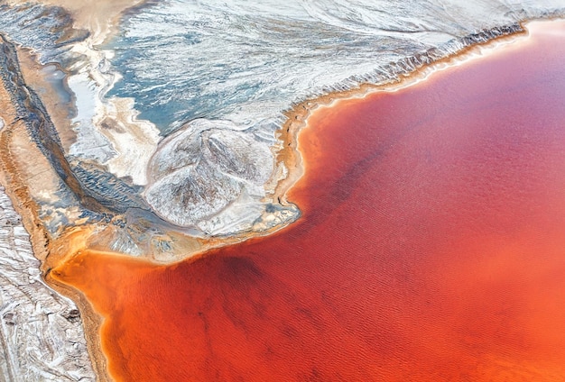 Veduta aerea di una miniera di titanio con bacini di decantazione