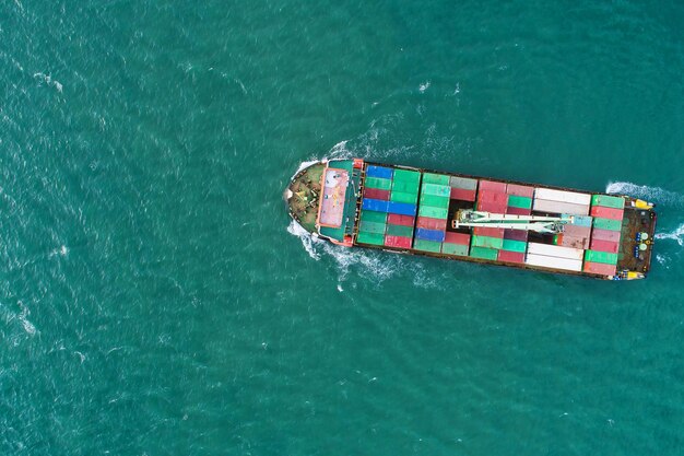 Veduta aerea di una nave portacontainer in mare