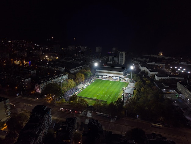 Veduta aerea di una partita di calcio Calcio Campo da calcio e calciatori da drone