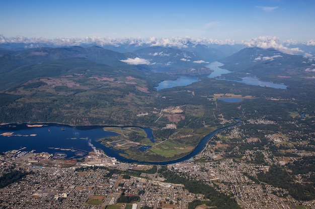 Veduta aerea di una piccola città Port Alberni sull'isola di Vancouver