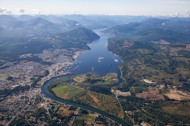 Veduta aerea di una piccola città Port Alberni sull'isola di Vancouver
