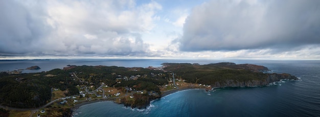 Veduta aerea di una piccola città su una costa rocciosa dell'Oceano Atlantico Terranova Canada