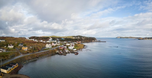 Veduta aerea di una piccola città su una costa rocciosa dell'Oceano Atlantico Terranova Canada