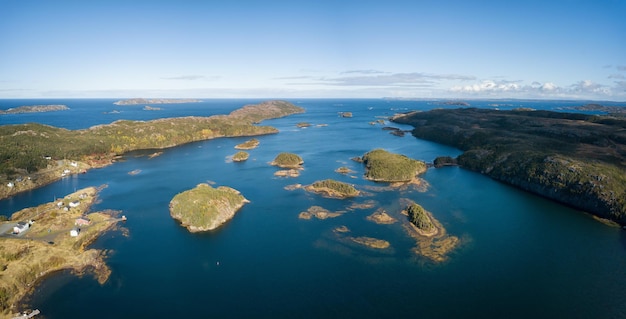 Veduta aerea di una piccola città su una costa rocciosa dell'Oceano Atlantico Terranova Canada