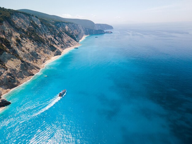 Veduta aerea di una piccola crociera in barca a vela intorno all'isola di Lefkada