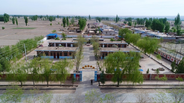 Veduta aerea di una piccola scuola nel mezzo di terreni agricoli asciutti Gansu Cina