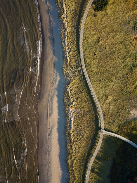 Veduta aerea di una spiaggia sabbiosa sulla costa dell'Oceano Atlantico