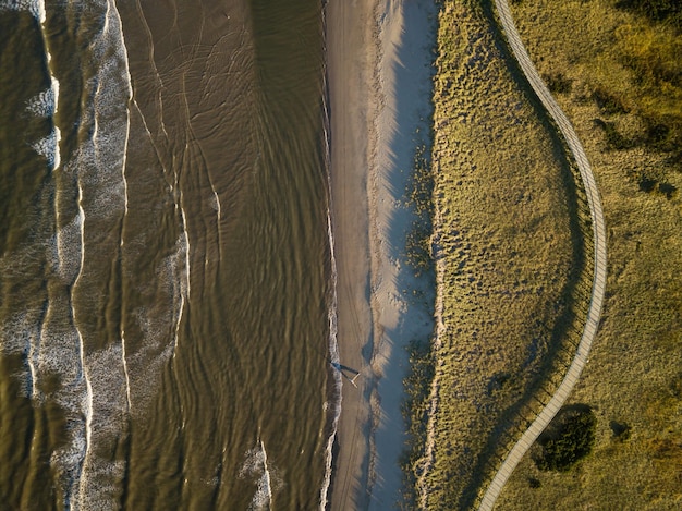 Veduta aerea di una spiaggia sabbiosa sulla costa dell'Oceano Atlantico