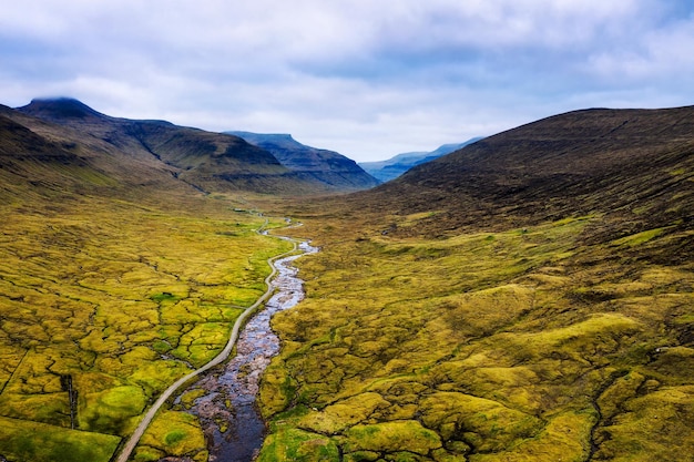 Veduta aerea di una strada che porta al villaggio di Saksun sulle Isole Faroe