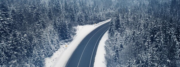 Veduta aerea di una strada di montagna curva in Europa.