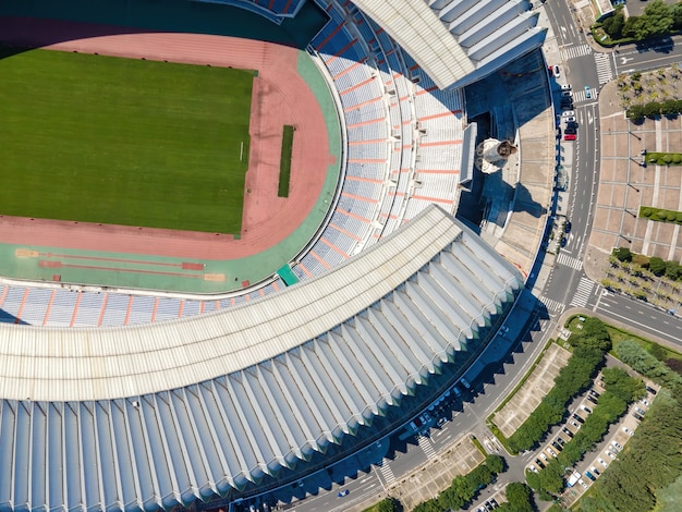 Veduta aerea di uno stadio di calcio in una città della Cina