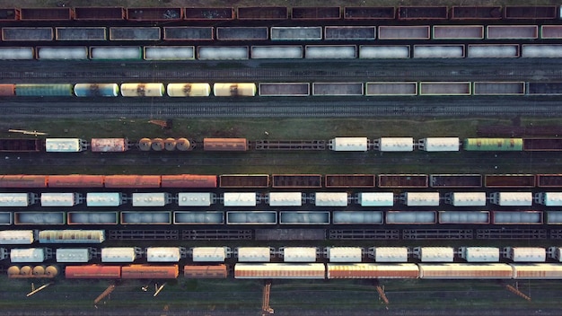 Veduta aerea di vagoni ferroviari Treni merci al tramonto