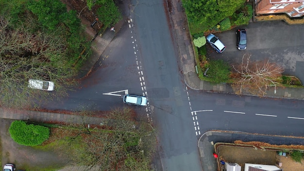 Veduta aerea di veicoli che viaggiano su strade nei sobborghi di una città del Regno Unito