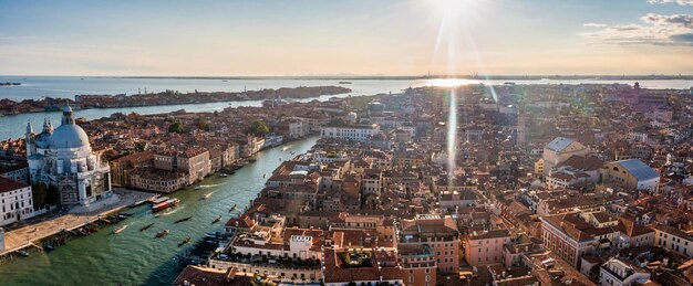 Veduta aerea di Venezia vicino a Piazza San Marco, al ponte di Rialto e ai canali stretti. Bella Venezia dall'alto.