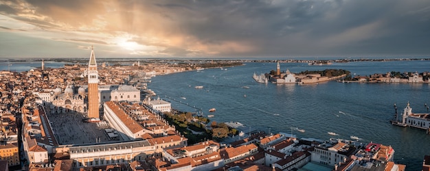 Veduta aerea di Venezia vicino al ponte di Rialto di Piazza San Marco e ai canali stretti