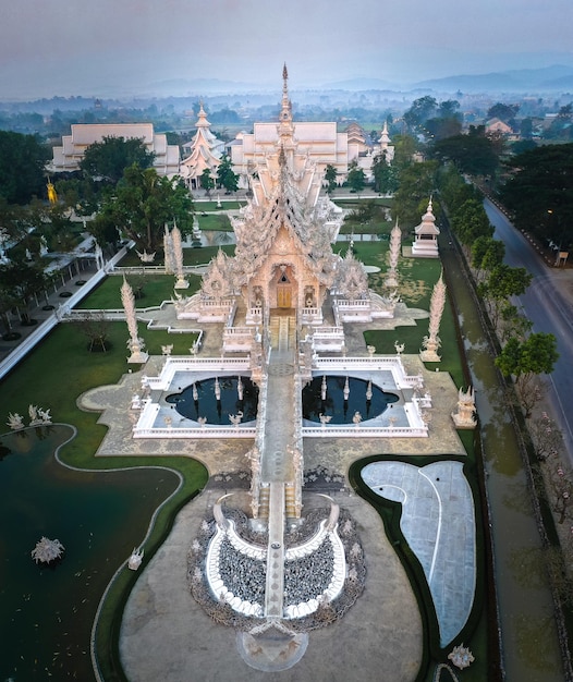 Veduta aerea di Wat Rong Khun il tempio bianco all'alba a Chiang Rai Thailandia
