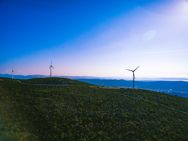 Veduta aerea di Windmill Energy Farm al tramonto Turbine eoliche per energia elettrica con energia pulita e rinnovabile