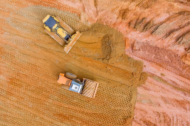 Veduta aerea macchinari pesanti trattori allineare il terreno per il cantiere