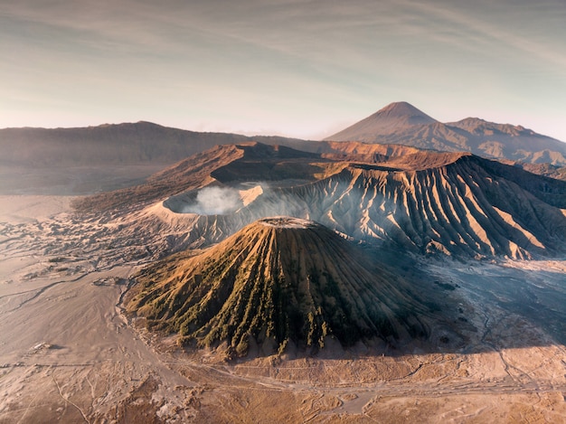 Veduta aerea Montare un vulcano attivo Bromo, Batok e Semeru