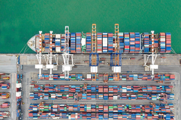 Veduta aerea Navi portacontainer nei porti industriali nel settore dell'import export
