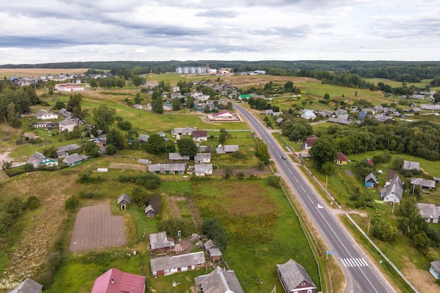 Veduta aerea panoramica di sviluppo privato con case di campagna o villaggio