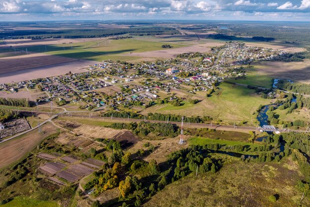 Veduta aerea panoramica di sviluppo privato con case di campagna o villaggio