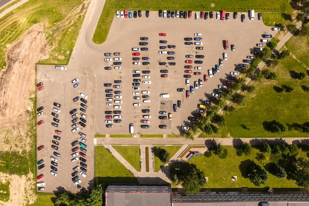 Veduta aerea su ampio parcheggio per auto