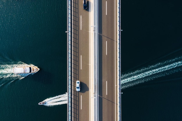 Veduta aerea su strada Ponte sul mare Vista da un drone Paesaggio naturale in estate dall'aria Viaggi e vacanze Immagine dei trasporti Barche e automobili dal drone