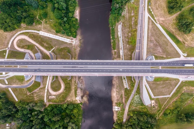 Veduta aerea su un enorme ponte con un'ampia strada a più corsie attraverso un ampio fiume