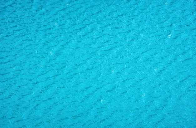 Veduta aerea sulla superficie dell'acqua Mare turchese come sfondo Onde sul mare Onde come sfondo Waterimage