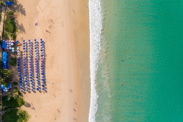 Veduta aerea Top down Volare sopra l&#39;oceano turchese e le onde che lavano la spiaggia sabbiosa