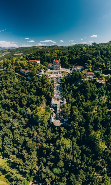 Veduta aerea verticale della chiesa di Bom Jesus a Braga in Portogallo