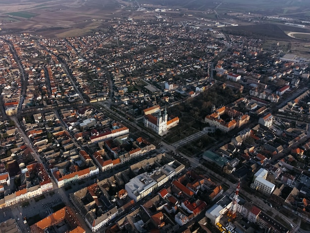 Veduta da drone della piazza della città di Sombor e dell'architettura della regione della Voivodina in Serbia, Europa