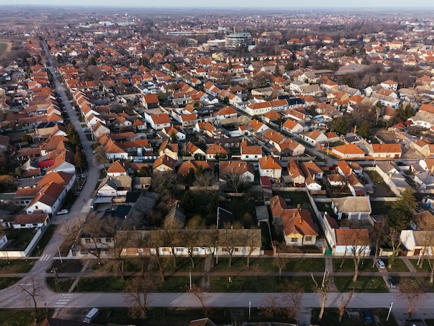 Veduta dal drone della piazza della città di Sombor e dell'architettura della regione serba della Voivodina Europa