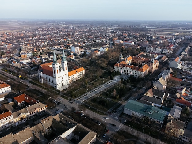 Veduta dal drone della piazza della città di Sombor e dell'architettura della regione serba della Voivodina Europa